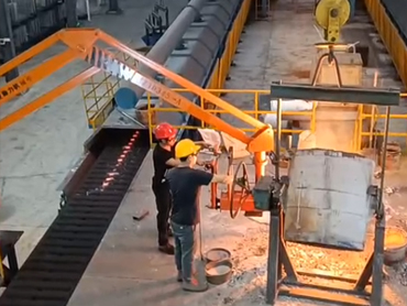 Máquina de fundición de metal caliente Potencia del brazo plegable antes del equipo de vertido del h