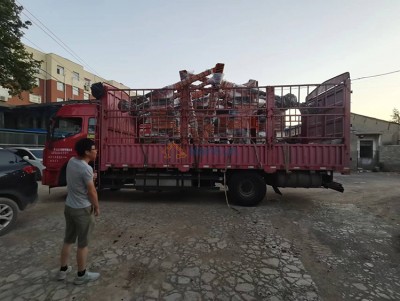 3 conjuntos Manipulador de fundición hidráulica se cargan en el camión y están listos para la entreg